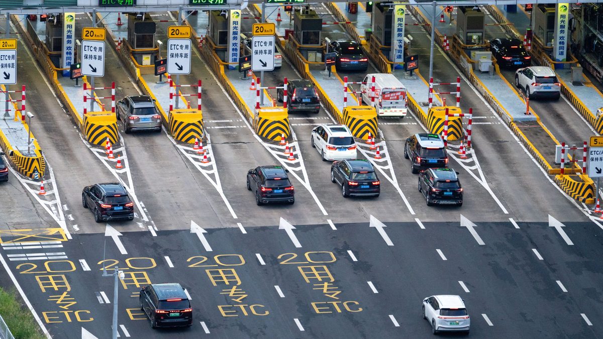 Overhead photo of a busy toll plaza with multiple cars and lanes, featuring ETC lanes.